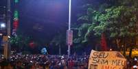 <p>Os manifestantes saíram da Assembleia Legislativa e seguiram para o Palácio da Abolição, sede do governo do Estado, em Fortaleza, no Ceará</p>  Foto: Arituza Timbo / Especial para Terra