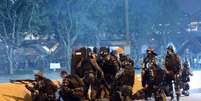 <p>Policiais militares entram em confronto com manifestantes durante o protesto no Rio de Janeiro</p>  Foto: Daniel Ramalho / Terra