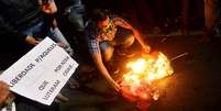 <p>Em São Paulo, grupo queima bandeira do PT durante protesto</p>  Foto: Fernando Borges / Terra
