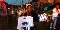 Comerciante vende camisetas com o lema dos protestos que se espalharam pelo País  Foto: Daniel Favero / Terra