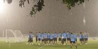 Treino iniciou sob forte chuva, mas logo parou e precipita&ccedil;&atilde;o n&atilde;o prejudicou o gramado  Foto: Eduardo Amorim / Brisa Comunica&ccedil;&atilde;o e Arte - Especial para o Terra