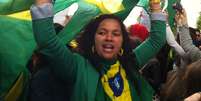 <p>Mulher segura a bandeira do Brasil em protesto realizado em Paris em apoio às manifestações no País</p>  Foto: Mario Camera / Especial para Terra