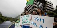 <p>Grupo pede apoio de quem passa pela esquina da rua Aristides Espínola com a avenida Delfim Moreira, no Rio</p>  Foto: Mauro Pimentel / Terra