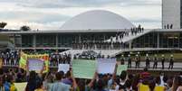 <p>Manifestantes mostram cartazes e gritam palavras de ordem ao Congresso Nacional, que estava vazio</p>  Foto: Wilson Dias / Agência Brasil