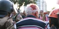 <p>Homem que participava da manifestação fica ferido durante o confronto com PMs em Belo Horizonte</p>  Foto: Ney Rubens / Especial para Terra