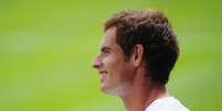 Tenista britânico sorri durante treinamento em Wimbledon, na Inglaterra, neste sábado  Foto: Getty Images 