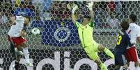 <p>Chicharito fez dois gols de cabeça</p>  Foto: AP