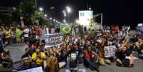 <p>Cerca de 80 jovens se encontram em vig&iacute;lia na altura do Posto 12 do Leblon, fechando o tr&acirc;nsito nos dois sentidos da Avenida Delfim Moreira, metro quadrado mais caro da cidade</p>  Foto: Daniel Ramalho / Terra