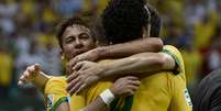 <p>Neymar abraça seus compnheiros; mais uma decisivo</p>  Foto: Ricardo Matsukawa / Terra