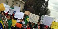 <p>Brasileiros se reuniram em frente à embaixada brasileira em Santiago</p>  Foto: Óscar Fuchslocher / vc repórter