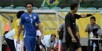 <p>Zagueiro é atendido por equipe médica da Seleção durante jogo contra Itália, neste sábado</p>  Foto: Ricardo Matsukawa / Terra