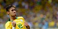 Logo ap&oacute;s a It&aacute;lia empatar o jogo, Neymar bateu falta com perfei&ccedil;&atilde;o e colocou o Brasil novamente a frente do placar. Pela terceira vez consecutiva, o atacante foi escolhido o melhor jogador em campo  Foto: Ricardo Matsukawa / Terra