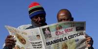 Sul-africanos leem jornal que destaca o estado de saúde de Nelson Mandela  Foto: Reuters