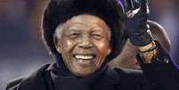 Pouco antes da final da Copa do Mundo de 2010, realizada na África do Sul, Mandela percorreu o gramado do Soccer City em um carrinho de golfe acenando e sorrindo para o público  Foto: Reuters