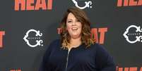 <p>A atriz Melissa McCarthy mostra elegância no tapete vermelho com look em tamanho grande</p>  Foto: Getty Images 