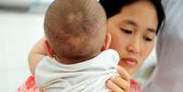 Menino chinês nasceu com uma "cauda". Segundo médicos, protuberância não pode ser retirada com cirurgia - pelo menos, não agora  Foto: The Grosby Group