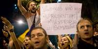 <p>Uma manifestação que reúne aproximadamente 500 pessoas, segundo a CET-Rio, partiu da Candelária e fechou a avenida Rio Branco, no centro do Rio de Janeiro, nesta segunda-feira</p>  Foto: Mauro Pimentel / Terra