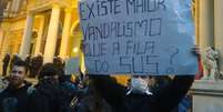 Manifestante protesta contra o serviço público de saúde no País  Foto: Mariana Bittencourt / Terra