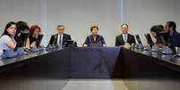 <p>A presidente Dilma Rousseff se reuniu com representantes do Movimento Passe Livre (MPL) no Palácio do Planalto, em Brasília, para debater a pauta de reivindicações dos últimos protestos organizados pelo grupo. Também participaram da reunião o secretário-geral da Presidência da República, Gilberto Carvalho, e o ministro das Cidades, Aguinaldo Ribeiro</p>  Foto: Antonio Cruz / Agência Brasil