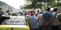 Taxistas fizeram carreata, na manhã desta segunda-feira em Copacabana no Rio de Janeiro (RJ)  Foto: Murilo Rezende / Futura Press