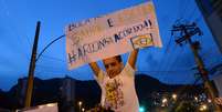 <p>Cerca de 300 pessoas se concentram na favela da Rocinha, no Rio, antes de início de passeata</p>  Foto: Daniel Ramalho / Terra