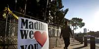 "Madiba, nós te amamos", diz cartaz fixado perto do hospital onde o ex-presidente está internado   Foto: AP