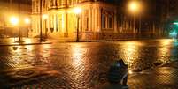 <p>Jovem senta em frente à Prefeitura de Porto Alegre após nova noite de confrontos</p>  Foto: Felipe Schroeder Franke / Terra