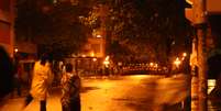 <p>Jovens atiram pedras contra policiais sobre o viaduto da rua Duque de Caxias na noite de segunda-feira</p>  Foto: 22 de junho -  / Terra