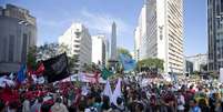 <p>Multidão se aglomera em BH em manifestação no dia da primeira semifinal</p>  Foto: EFE