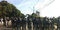 <p>Policiais tentaram impedir passagem de manifestantes</p>  Foto: Fábio de Mello Castanho / Terra