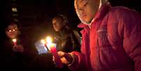 Sul-africanos enfrentam noite gelada em vigília por saúde de Mandela  Foto: AP