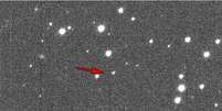 <p>Imagem divulgada pela Nasa mostra movimentação do asteroide 2013 MZ5 (indicado pela seta) com um conjunto de estrelas ao fundo</p>  Foto: PS-1/UH / Divulgação