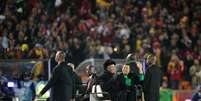 Mandela e a sua mulher, Graça Machel, acenam ao chegarem para cerimônia de encerramento da Copa do Mundo de 2010 no estádio Soccer City, em Soweto, em 11 de julho  Foto: AFP