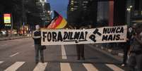 <p>Manifestantes pedem a saída da presidente Dilma Rousseff em protesto na avenida Paulista, em São Paulo</p>  Foto: J. Duran Machfee / Futura Press
