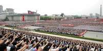 Na capital norte-coreana, o desfile aconteceu na Praça Kim Il-sung e estiveram presentes altos líderes políticos e militares do país, entre eles o chefe de governo, Pak Pong-ju, e o vice-primeiro-ministro, Kang Sok-ju  Foto: EFE