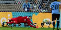 <p>Zagueiro admite pênalti e diz que torceu por defesa de goleiro</p>  Foto: AFP