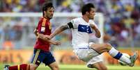 <p>Christian Maggio (de branco), que substituiu Abate, durante partida contra Espanha, nesta quinta </p>  Foto: Bruno Santos / Terra