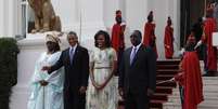 Obama e a mulher, Michelle, posam para foto ao lado do presidente senegalês, Macky Sall (dir.), e da primeira-dama do país, Mariame Faye Sall (esq.), em Dacar  Foto: AP