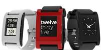 Relógios inteligentes Pebble são vendidos após o sucesso na arrecadação de US$ 10 milhões através do site de investimento comunitário Kickstarter  Foto: Divulgação