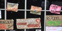 <p>Cartazes foram afixadas no prédio da reitoria, ecoando insatisfações que levaram centenas de milhares às ruas em protestos neste mês</p>  Foto: Marcelo Pereira / Terra