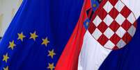 As bandeias europeia e croata em Zagreb: entrada oficial no dia 1º de julho  Foto: Reuters