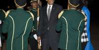 Sorridente, Obama desembarca na África do Sul ao lado da primeira-dama, Michelle  Foto: AP