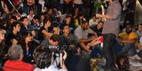 <p>Prefeito (em pé) vai ampliar o desconto no passe para estudantes</p>  Foto: Talita Zaparolli / Especial para Terra