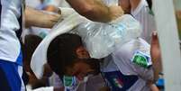 Italiano Candreva tenta aliviar o calor durante duelo na Copa das Confederações  Foto: Getty Images 