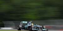 <p>Britânico superou concorrência na Mercedes e conquistou a pole position em casa</p>  Foto: Getty Images 