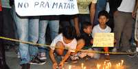 <p>Crianças bolivianas acendem vela durante protesto pela morte de Brayan</p>  Foto: Gero / Futura Press