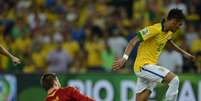 <p>Zagueiro espanhol Pique levanta a perna, para Neymar com falta e é expulso</p>  Foto: Daniel Ramalho / Terra