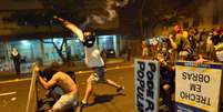 <p>Protestos, obras, valores e infraestrutura preocupam entidade m&aacute;xima do futebol mundial</p>  Foto: AFP