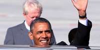 O presidente dos Estados Unidos, Barack Obama, acena na chegada &agrave; Cidade do Cabo  Foto: AP