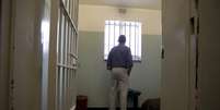 Obama olha pela janela da cela de Mandela em Robben Island  Foto: AP